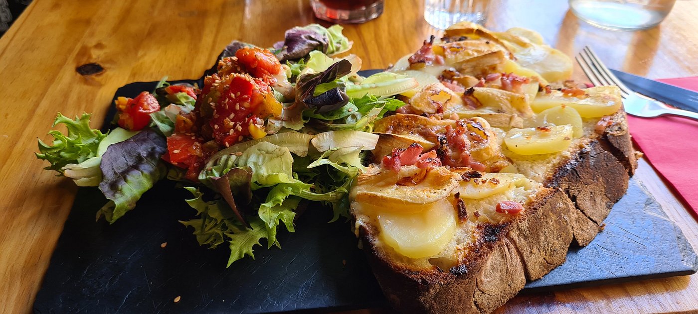 Tartine gratinee aux pommes de terre et fromage avec salade
