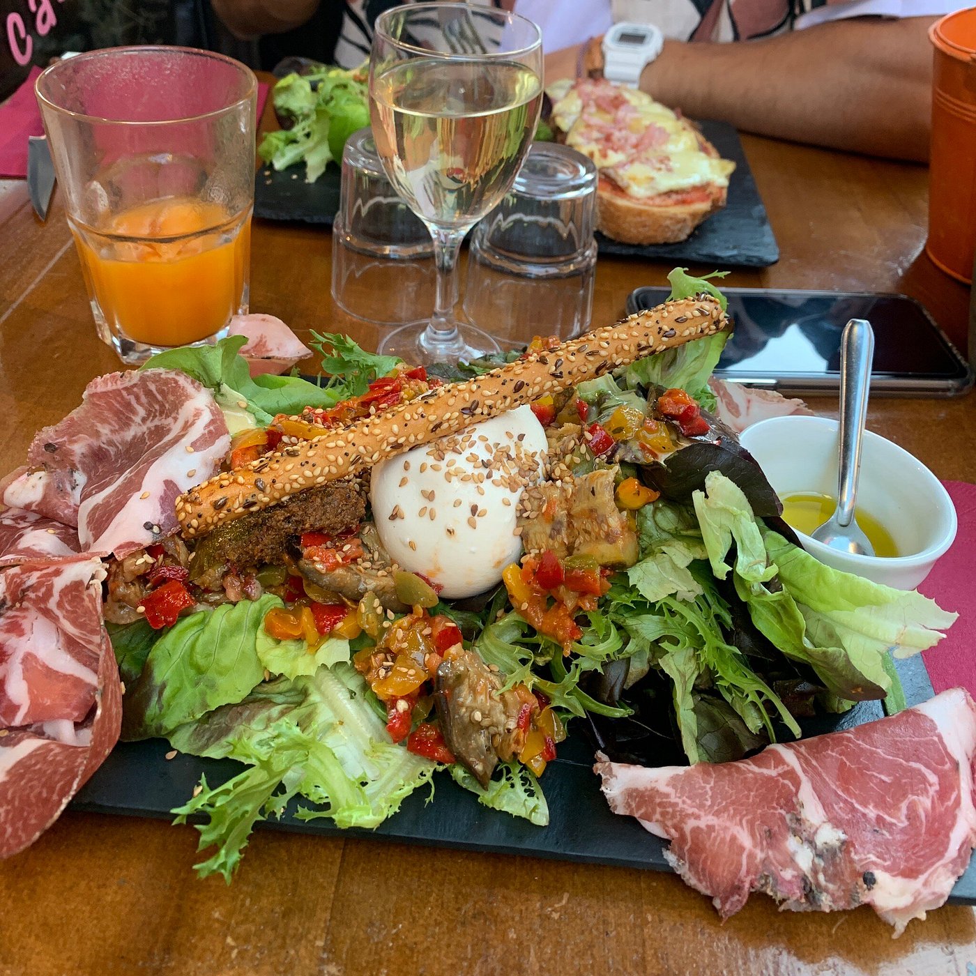 Planche de charcuterie, burrata et legumes frais servis a Tete de Cochon